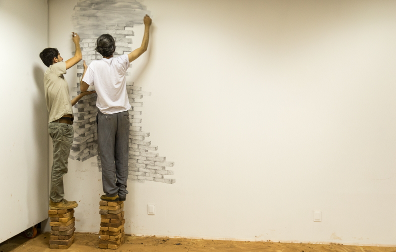 Produção da exposição e execução do piso galeria “Ação de Desenhar o que Resta” – Coletivo Xepa e Luis Arnaldo (2015)